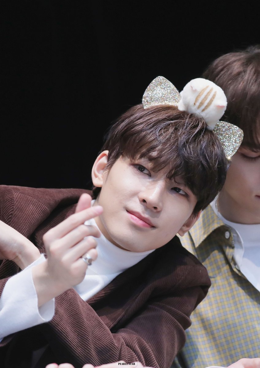 190127 목동팬싸
저 족구만 손꾸락 하트를 너무 좋아함 
#원우 #WONWOO #세븐틴 #SEVENTEEN