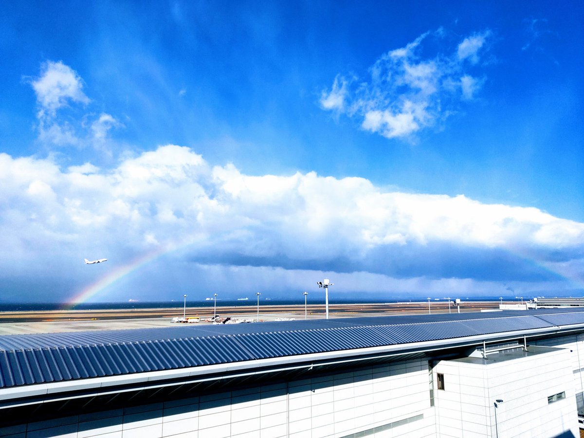 中部国際空港セントレア こんにちは セントレアです 今朝セントレアに大きな虹がかかりました 暗いニュースが続く毎日ですが やまない雨はない ですよね 午後も頑張っていきましょう