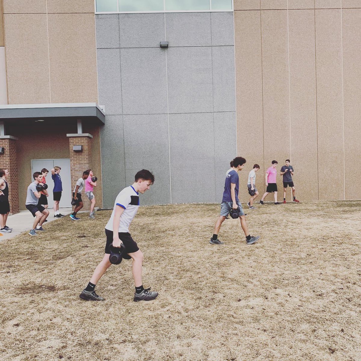 SWCHS_Strength's tweet image. #TheEagle
- 8 dbl Kb front squats
- farmers carry
- x8

#TailPipes
- Rack position 
- Sprint
- x3 
 
#StarStrength #RunToWin