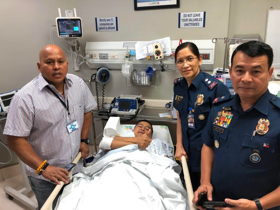 LOOK: Senator Bato dela Rosa visits PNP chief Gen. Archie Gamboa in the  hospital. Gamboa was one of those injured in a helicopter crash this  morning. ( Photo courtesy of Senator dela