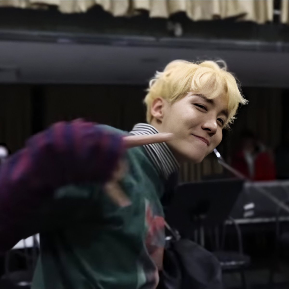 hobi pics⁷ on Twitter: "his curly blonde hair 🥺 #JHOPE #제이홉 #정호석 #hoseok  @BTS_twt https://t.co/adkHv4U8xq" / Twitter