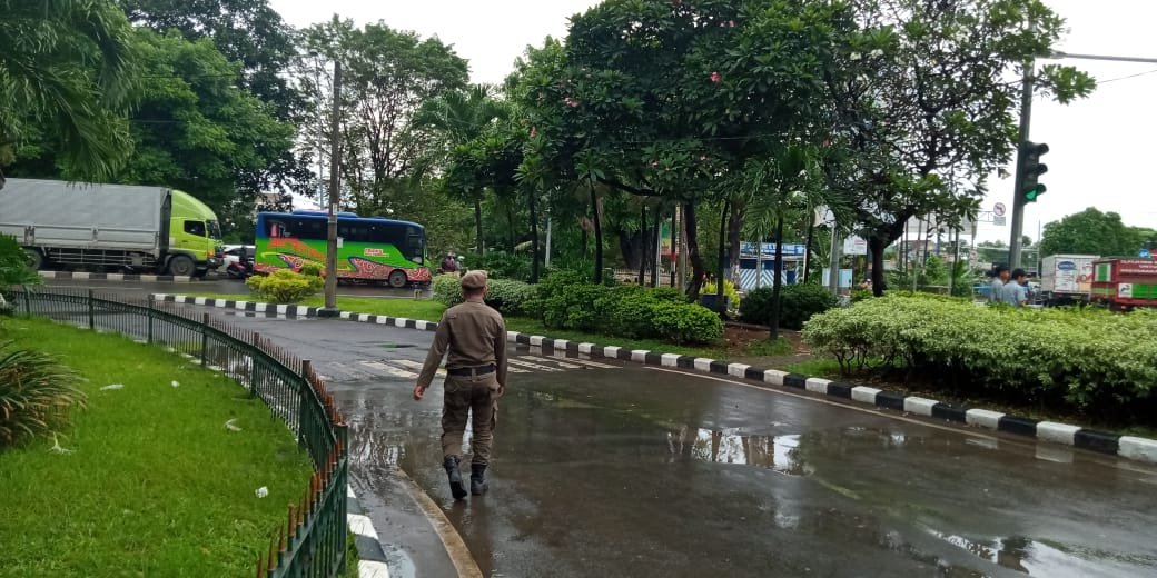 Patroli di beberapa titik lampu merah (Jl. Jend. Sudirman dan Tugu Adipura) terpantau steril dari anjal dan pengamen <a href="/Kota_Tangerang/">KOTA TANGERANG</a> #TangerangLIVE #TangerangAYO