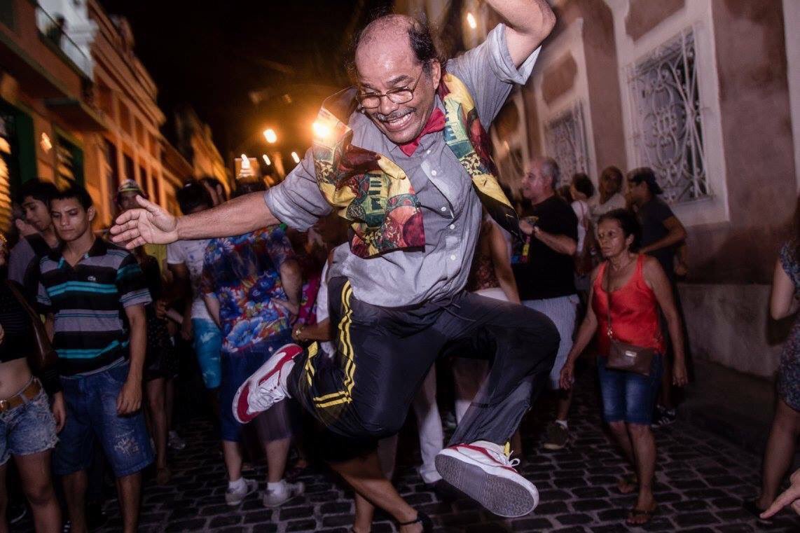 My first frevo article "A Dance of Resistance from Recife, Brazil: Carnivalesque Improvisation in Frevo” in Dance Research Journal investigates the dance’s capoeira origins and how dancers engage in “carnivalesque improvisation” as resistance. cambridge.org/core/journals/… #frevo