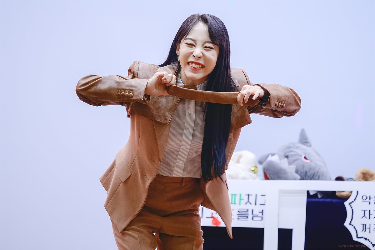 200215 #문별 갭차이 가득한 포즈 😎😆