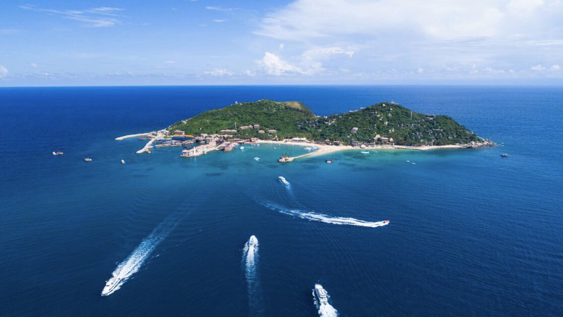 ExploreSanya's tweet photo. The clear waters of Boundary Island are one of Hainan's most suitable islands for diving and watching the underwater world.🏄🏻🏊🏻🤽🏻‍♂️#Fenjiezhou Island 
#ExploreSanya #China #Diving 🧊 https://t.co/NZqJFRCS72