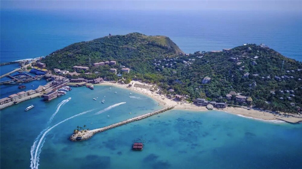 ExploreSanya's tweet photo. The clear waters of Boundary Island are one of Hainan's most suitable islands for diving and watching the underwater world.🏄🏻🏊🏻🤽🏻‍♂️#Fenjiezhou Island 
#ExploreSanya #China #Diving 🧊 https://t.co/NZqJFRCS72