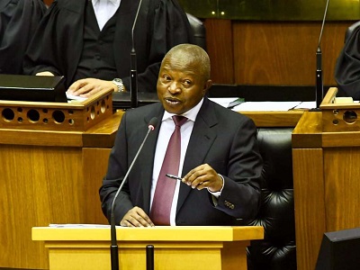 ditsemnuus's tweet photo. In sitting van Nasionale Raad van Provinsies doen David Mabuza beroep op provinsiale regerings en munisipaliteite om te verseker dat hulle nodige regulasies en verordeninge in plek het om vinnig teen enige grondgrypery in hul gebiede te kan optree en dit in die kiem te smoor https://t.co/M58ENzo1pr