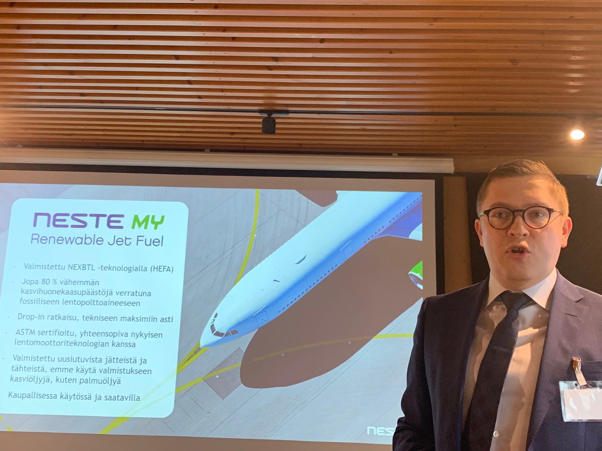 ArjaSuominen's tweet image. ⁦@NesteGlobal⁩ 'n Sami Jauhiainen kertoo, että jatkossa Neste lentää uusiutuvalla lentopolttoaineella ⁦@Finavia⁩ 'n HEL-kentältä. Toimittaa @finnairille biopolttoainetta.