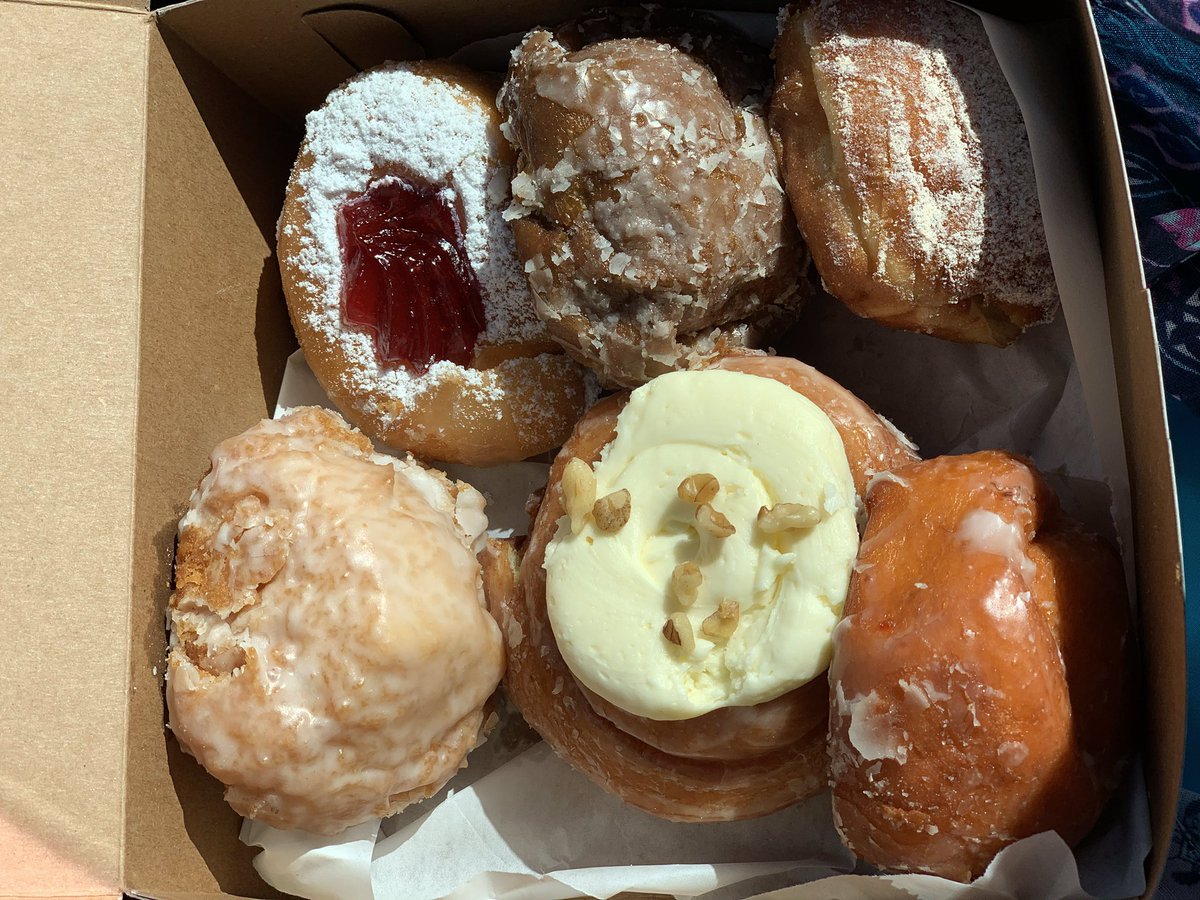WorldODoughnuts's tweet photo. Could not pronounce it but they were delicious! Check out our review of Kamehameha Bakery in Honolulu, HI! https://t.co/wWy1qTb2WO #donuts #doughnuts #worldofdonuts #worldofdoughnuts #donutreview #doughnutreview #hawaii #honolulu #oahu #kamehamehabakery https://t.co/CUlbXDWWnk