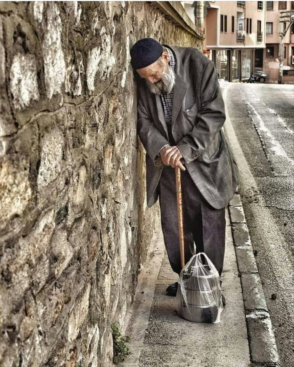 yasminece2's tweet photo. Biz kimsenin vazgeçilmezi olamadık..! Bize hep iyiki varsın diyip gittiler. İyi biri olmak ziyan etti bizi... 
Günaydın ☀☕ https://t.co/l1Ud9aL2Zx