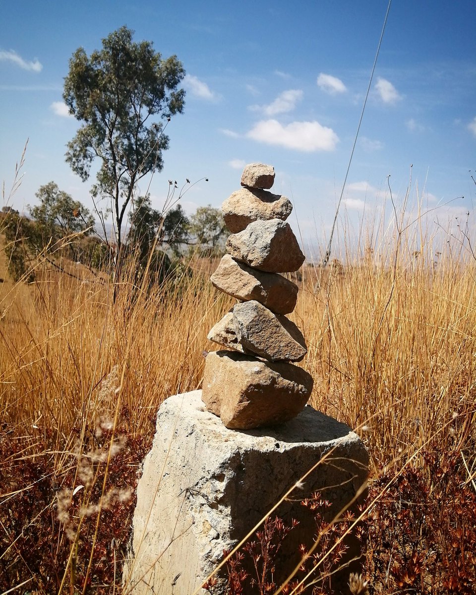 gusstoys's tweet image. Pequeña escultura efímera en el cerro zapotecas, Cholula. #stonesculpture #stonecolumn #ephimeralsculpture #art #efimero #7stones #gusstoysart #outdoor #journey #newpaths