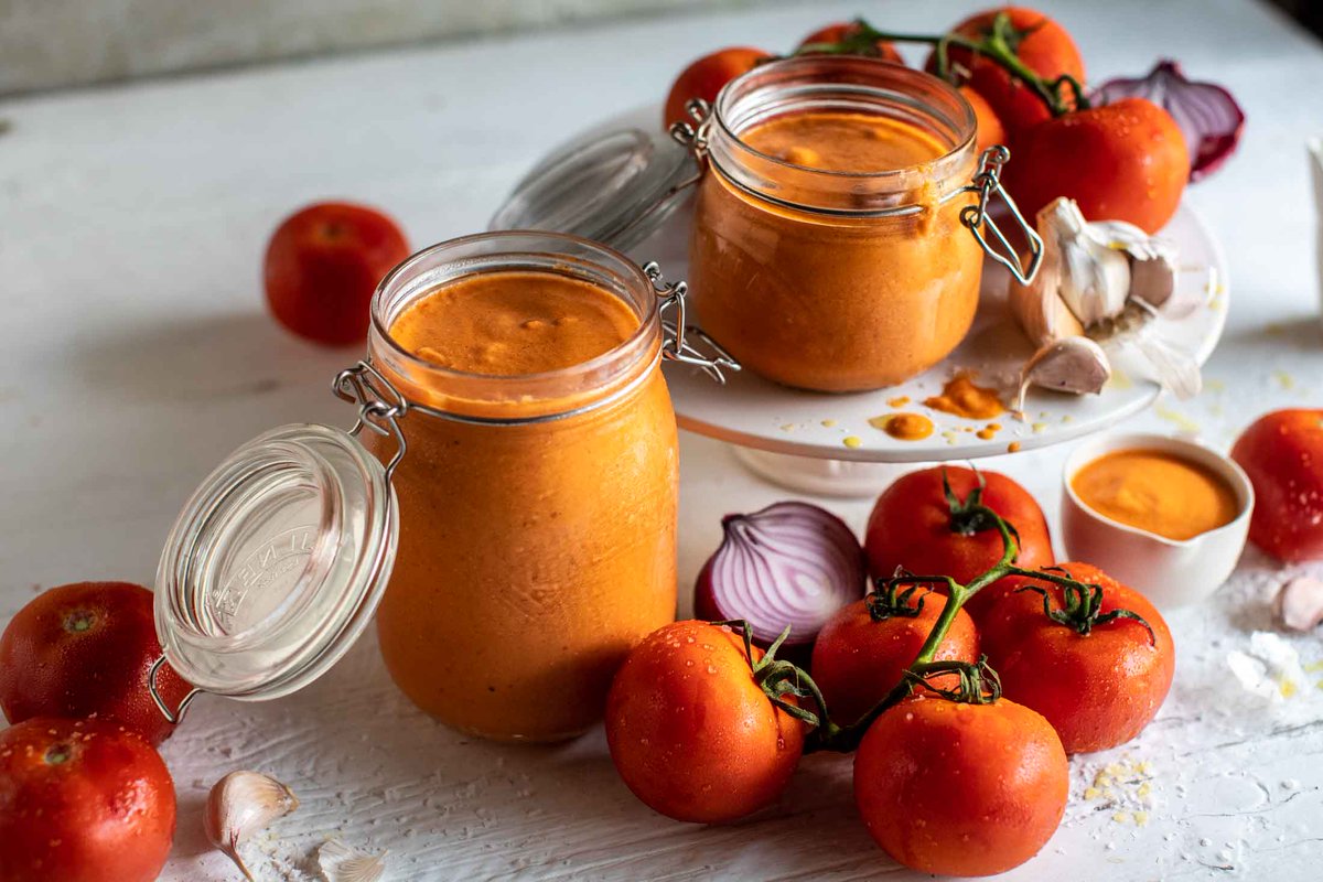 thatchertime's tweet photo. Give me a P for Passata! Homemade truly is the best. Today on @threevegandmeat 3.30pm @channel10au order recipes online at @marleyspoonau photo @kittigould https://t.co/owSvmKtX7L