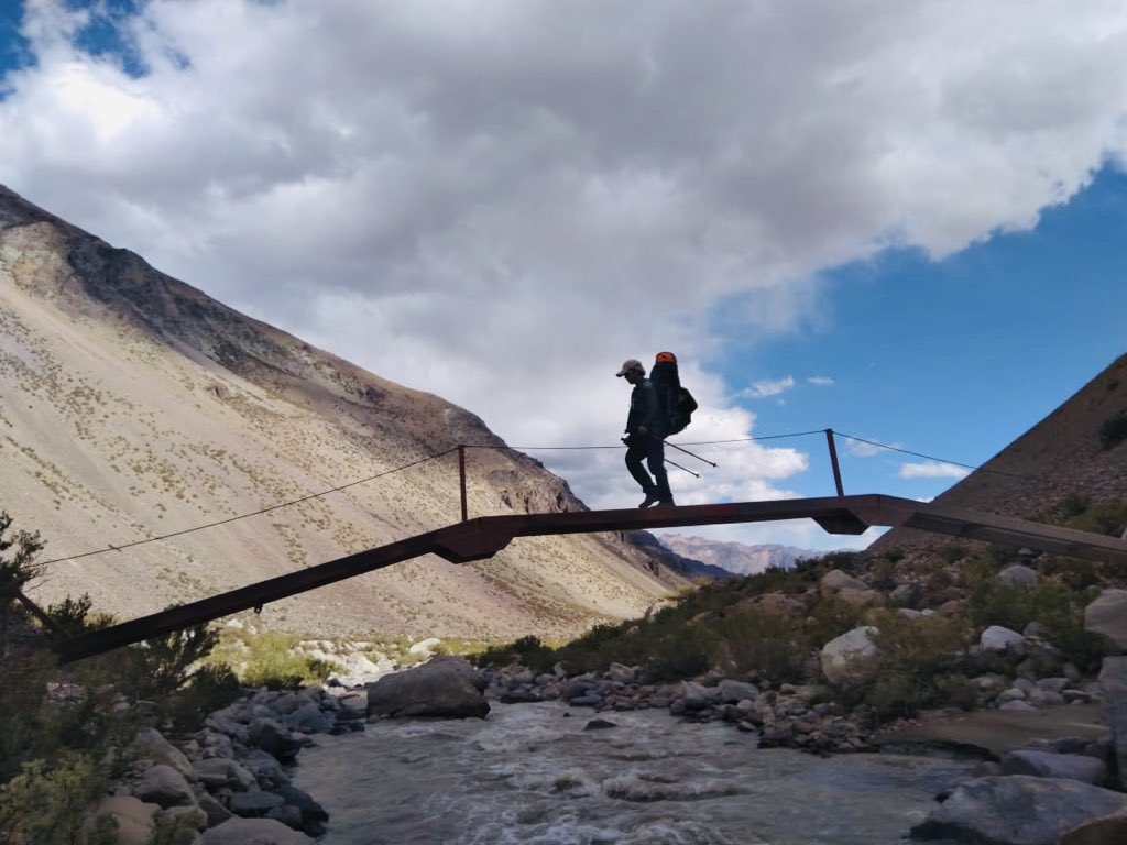 Rufllezz's tweet photo. Avancemos el camino es largo,mejor no pregunto cuántos kilómetros faltan.

Expedición Aconcagua 2020

05.02.2020 Quebrada Punta de Vacas 🇦🇷

@nicoghb 📸

#puntadevacas 
#trekking https://t.co/xnvGmymtov
