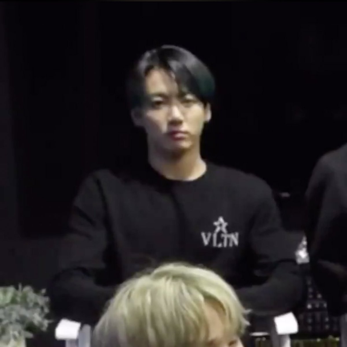 Jikookistooreal's tweet image. ''Diré esto ARMY aún si no les agrado, vi la entrevista de nuevo y BTS sonreía y se río mucho durante ella''

BTS en la entrevista: