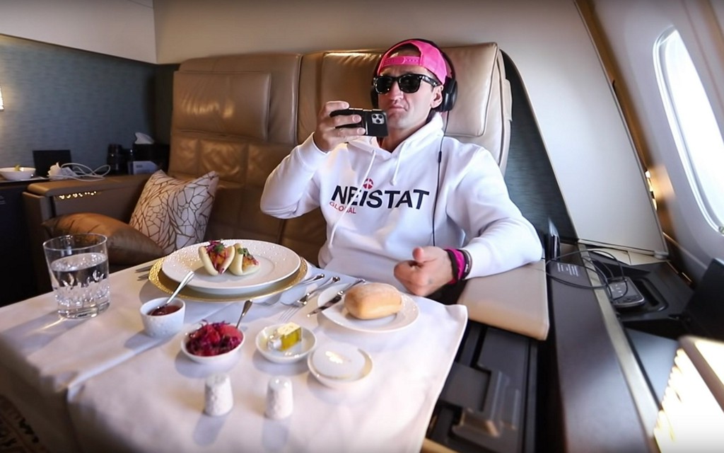 DiscoverSuites's tweet photo. The world's most expensive airplane suite comes with a couch, big-screen TV, and shower https://t.co/4uuamFVfhg https://t.co/zoQVvkh1Qx