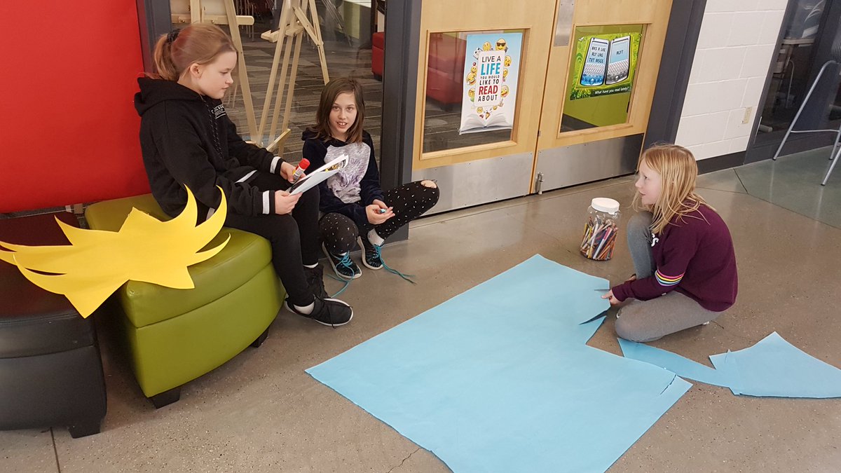 KarrasSL's tweet photo. Getting crafty with these extraordinary library helpers! How did I get so lucky?ππ€© #helpinghands #letsgetcreating #newwindowdisplaycomingup @IRIC_WC @5CarterIRIC https://t.co/ndpqfVHvFB