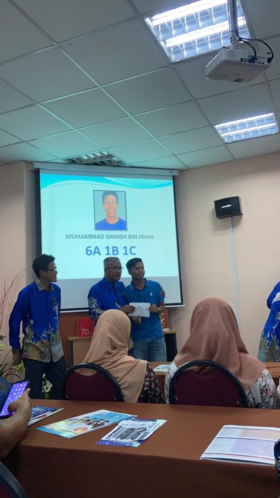 SafirulAbuBakar's tweet photo. Tahniah kepada 2 tonggak utama pasukan AMD @NFDPOfficial ketika menjuarai IberCup 2015 di Sepanyol. @danishishak_ dan @MohammadAliasb1 di atas keputusan SPM yg cemerlang. 

Semoga sukses bersama pasukan @FASelangorMy https://t.co/GMlrVST92F