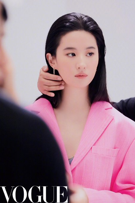 Vogue China April 2020 ESUqELhU0AAYQuA?format=jpg&name=small
