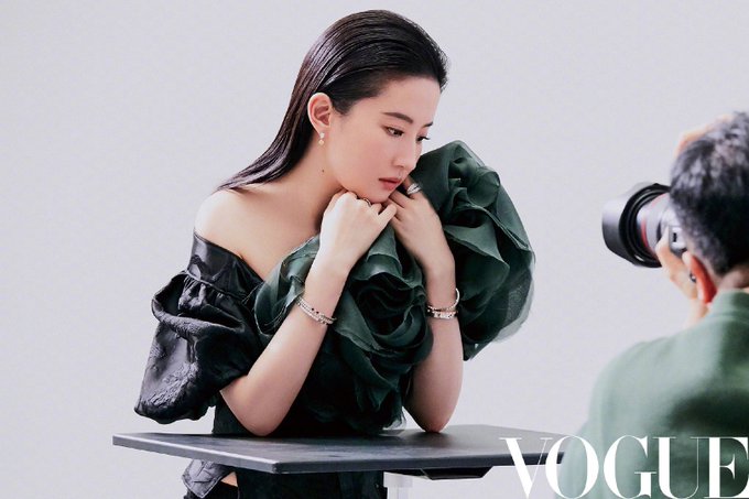 Vogue China April 2020 ESUqGy7U0AA-rsV?format=jpg&name=small