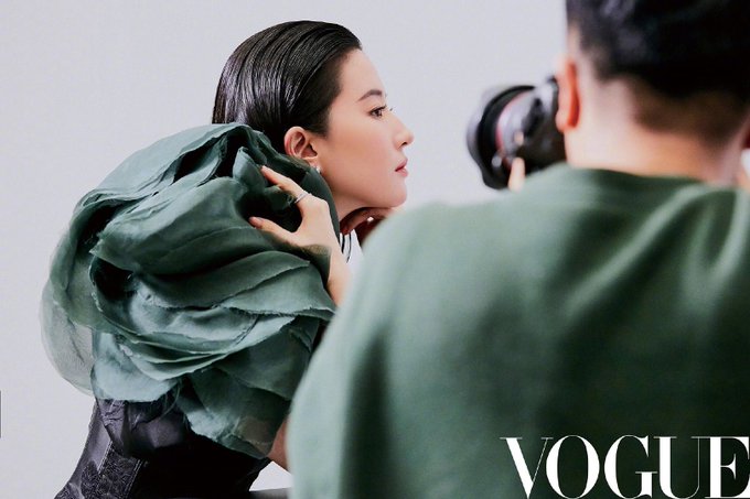 Vogue China April 2020 ESUqGy8U8AYkhcV?format=jpg&name=small