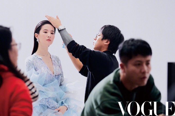 Vogue China April 2020 ESUqGySUcAAxXxS?format=jpg&name=small
