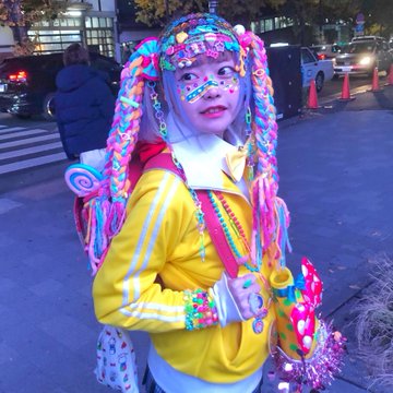 ド派手な デコラ で話題沸騰 原宿が誇るファッショニスタ はるきゅって 注目の人物 モデルプレス
