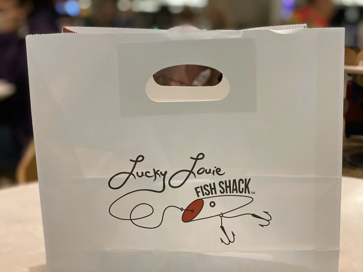craigamorris's tweet image. Late night snack at @LuckyLouieFish with some Wild Alaska Pollock fish and chips for #wildalaskapollockweek! Have you tried it yet when you’re at @SeaTacAirport?? You should!! #wildalaskapollock #ThankYouLuckyLouie!!