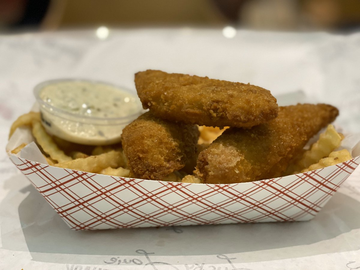 wildAKpollock's tweet image. Late night snack at @LuckyLouieFish with some Wild Alaska Pollock fish and chips for #wildalaskapollockweek! Have you tried it yet when you’re at @SeaTacAirport?? You should!! #wildalaskapollock #ThankYouLuckyLouie!!