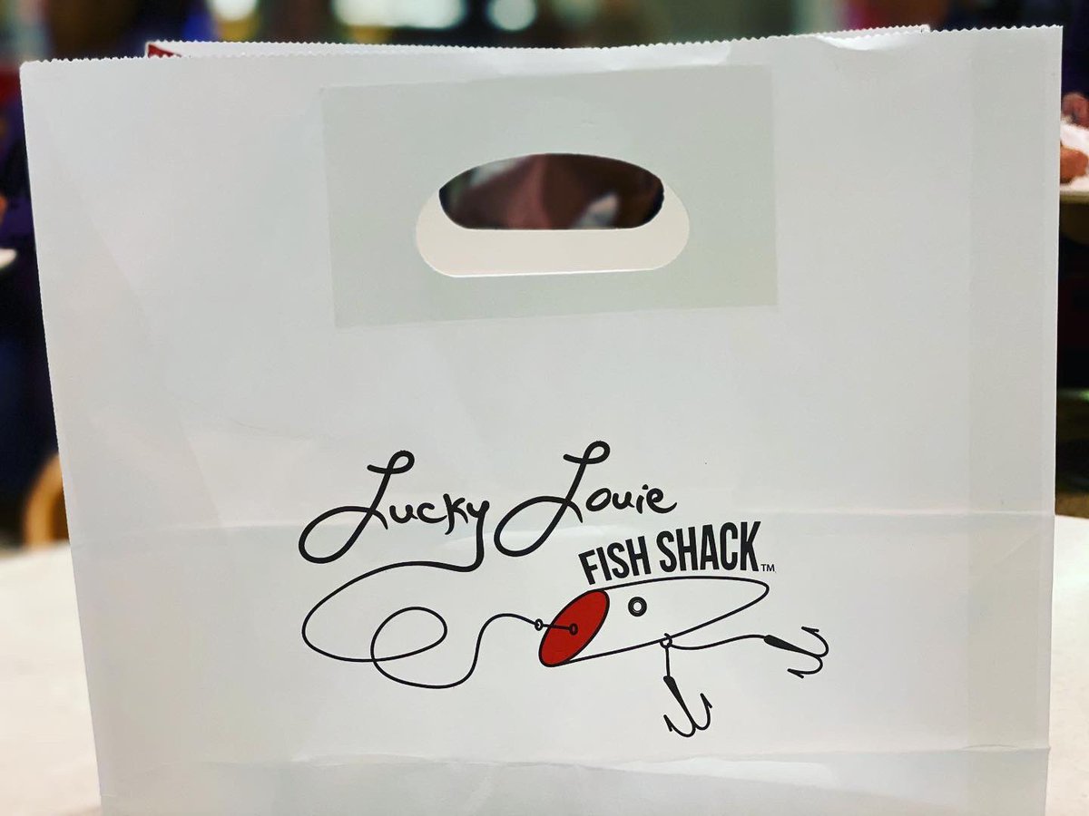 wildAKpollock's tweet image. Late night snack at @LuckyLouieFish with some Wild Alaska Pollock fish and chips for #wildalaskapollockweek! Have you tried it yet when you’re at @SeaTacAirport?? You should!! #wildalaskapollock #ThankYouLuckyLouie!!