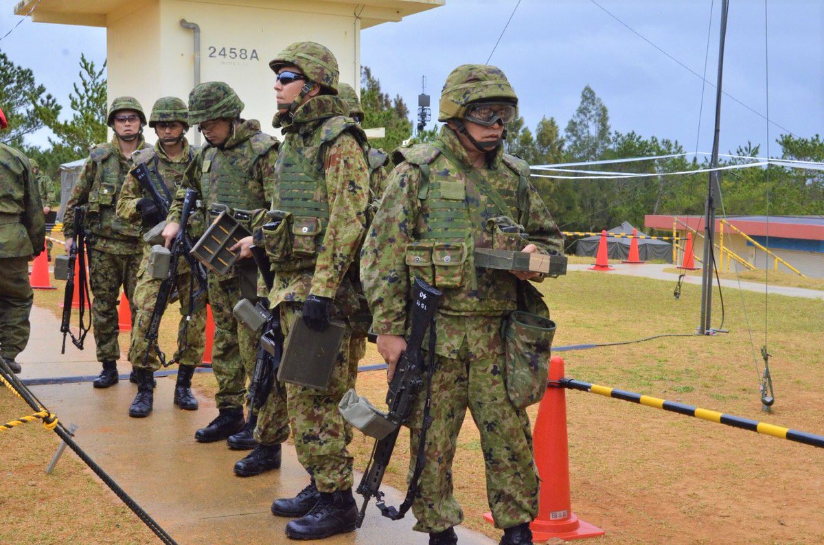 jgsdf_15b_pr's tweet photo. 【#日米 #射撃 #競技会（その１）】
 #第１５旅団は、令和２年２月２６日から２８日までの間、中部訓練場において令和元年度日米射撃競技会を実施しました。
　この競技会は、部隊戦闘射撃練度を維持・向上させるとともに、日米の連携を強化することを目的として行われました。写真は射撃前の写真です https://t.co/KxLQ9QsUpM