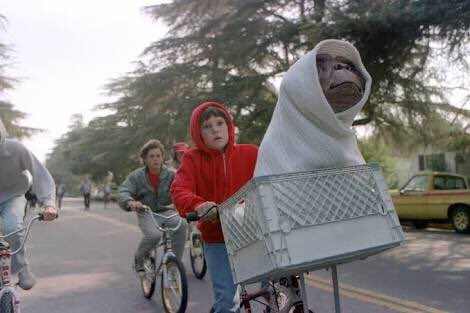 misschuii's tweet photo. Los penes siempre me recuerdan a et con su cobijita cuando están en la bicicleta https://t.co/UFEdYWZtaW