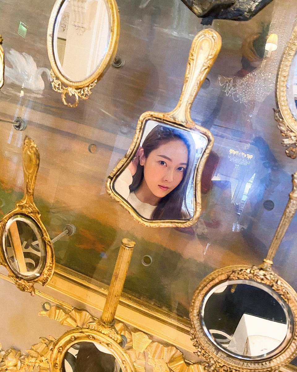 [INSTAGRAM] jessica.syj: Mirror, mirror on the wall💎✨
@/lemeuriceparis #dcmoments instagram.com/p/B9V2yVfHNrP/