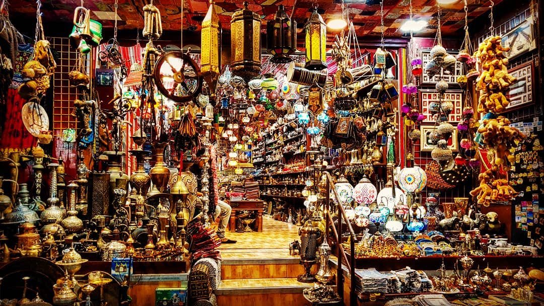 minaQaboos's tweet photo. The #MuttrahSouq may well be 
one of the world’s oldest #Souqs &amp; despite its maze-like structure, the market is organized to function as a well-oiled machine! 
 #Didyouknow one section of the souq, known as #SouqAlThalam, or “market of darkness” is one of the largest alleys.(1/2) https://t.co/ff7iTeZN9N