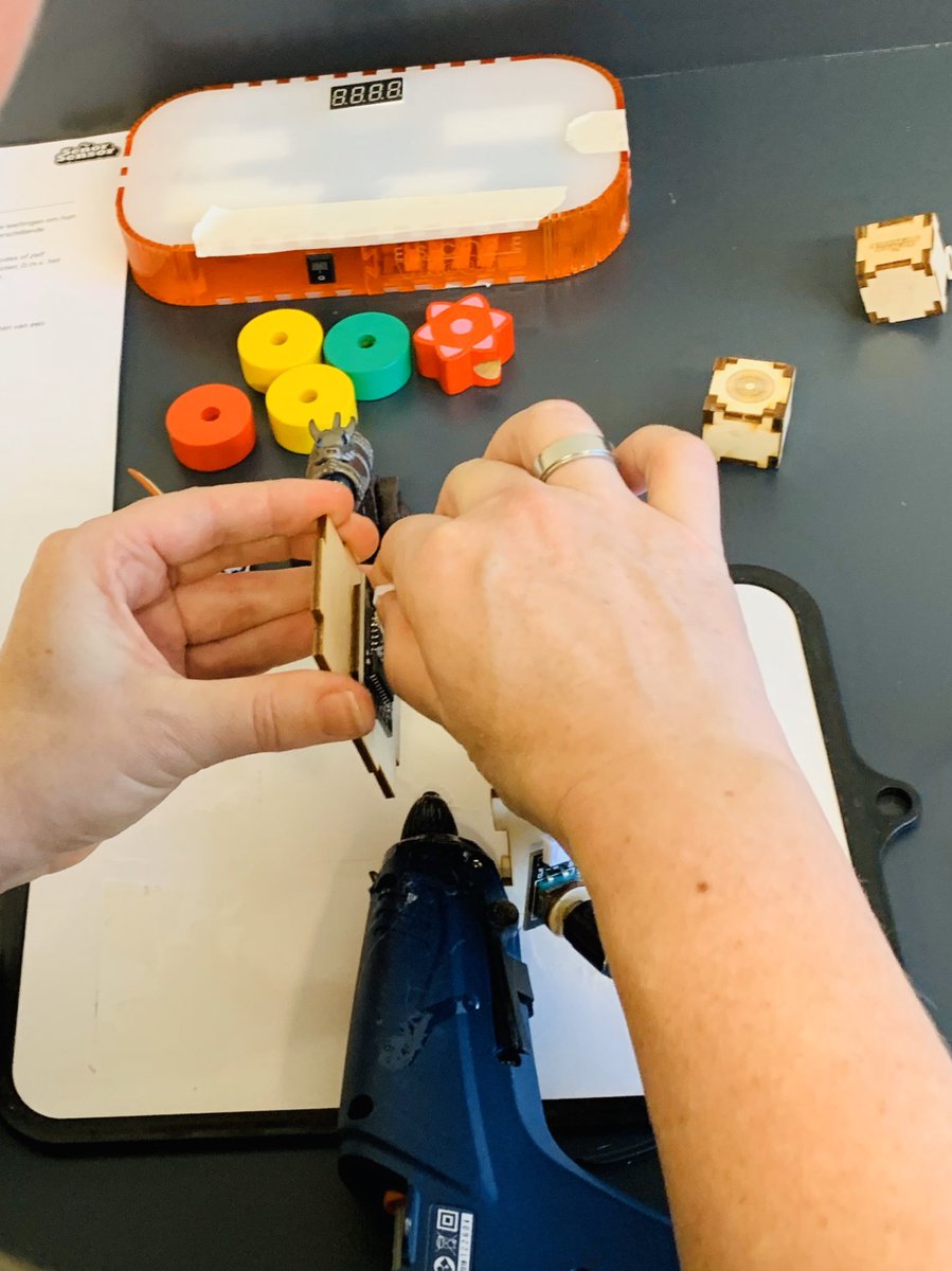donnomomo's tweet photo. Leerkrachten hadden een #handson #señorSensor ervaring tijdens de kickoff van ons #stooomlab project #EscapeVRoom bij de #muzelinck. #zellufdoen #sensors #PO https://t.co/cNWGhGokJS