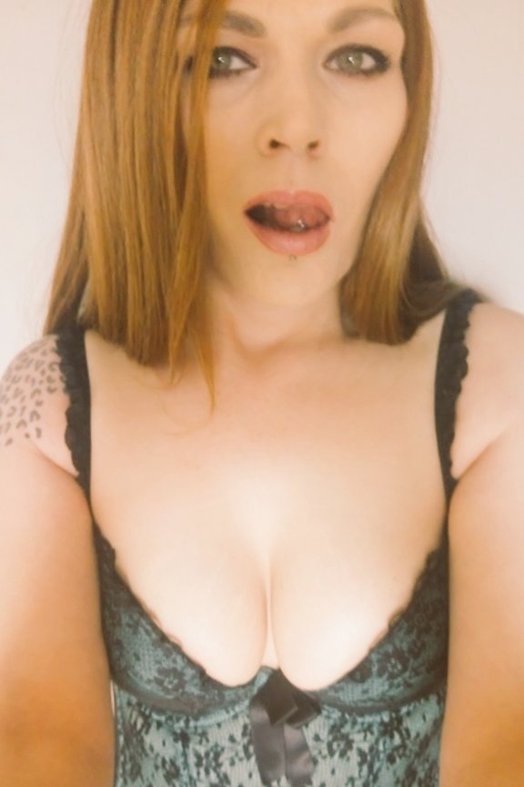 JuCiYLaDyJ1's tweet photo. Have my green eyes caught your attention? There hypnotic power will have you seeking more😈😈😈 #hypnotized #hungrey #camgirl #naughtykitty @kevluvass @Findompromo_7 @puppyrts https://t.co/E2s6NPO1cO
