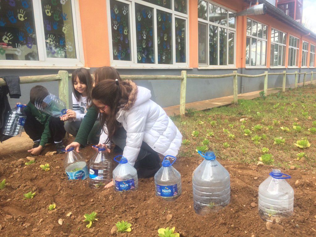 elfmertekoloji's tweet photo. Denizli Doğa Koleji öğrencileri bahçe hazırlıklarına başladı. @MerveTopcuoglu @Ozgukryrr @VolkanKurnaz11 @KvancBarlas @DogaDenizli https://t.co/1QzejoHWCC