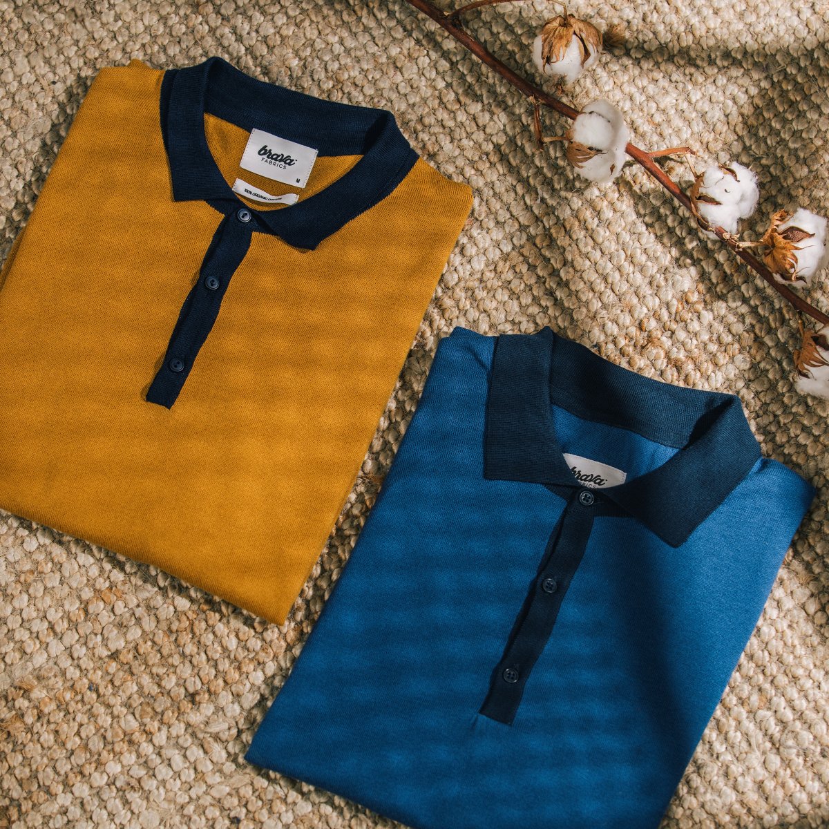 Os presentamos nuestros polos, hechos de algodón orgánico. En ocre y en azul, como tú prefieras ✨