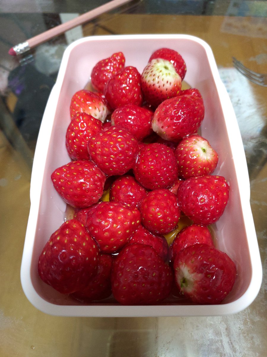 苺をハチミツに漬けると シャリシャリの天然シャーベットを楽しむみなさん