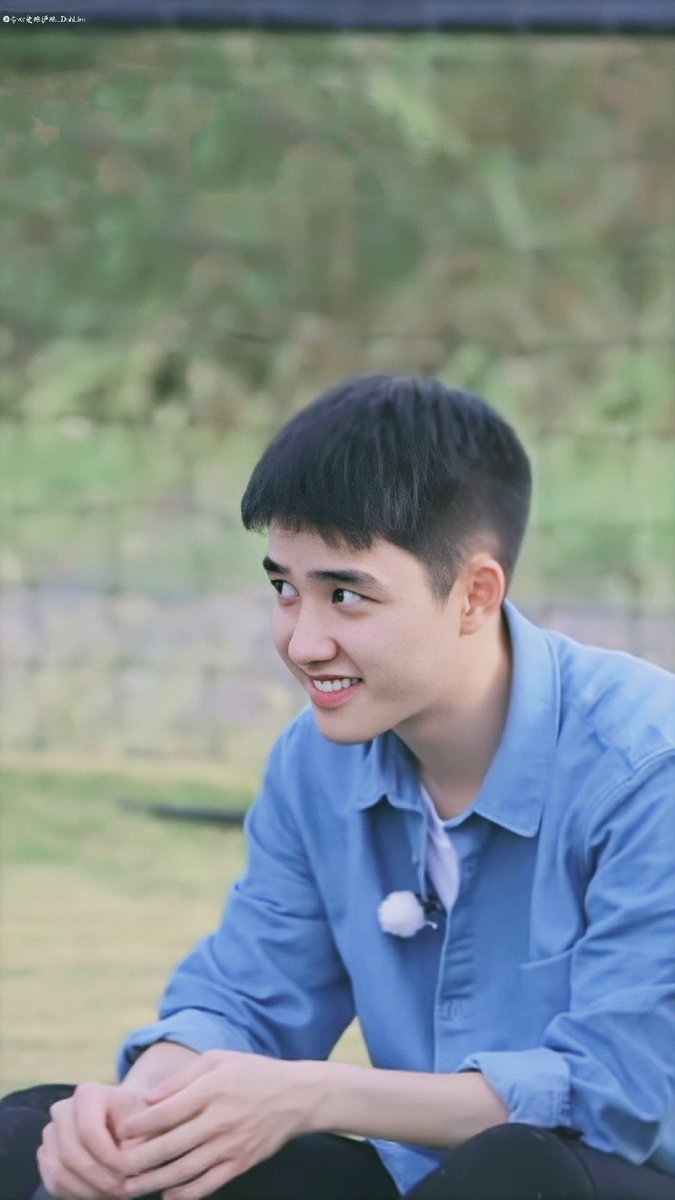 *•.¸♡ 𝐃-𝟑𝟐𝟕 ♡¸.•*Not sure if I’ve used this photo before... but anyways I’m gonna rewatch ladder over the weekend.  #도경수  #디오  @weareoneEXO