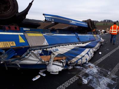Puinhoop op de weg na inhaalactie in Zeddam, politie zoekt bestuurder witte Volvo ..
