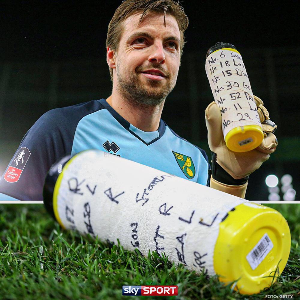 SkySportDE's tweet photo. Vorbereitung ist das halbe Leben: Tim Kruls Liste von Tottenhams Elferschützen auf seiner Wasserflasche hat ihm geholfen, zwei Elfmeter zu halten und Norwich in die nächste Runde im #FACup zu schicken. 📄🧤 https://t.co/TTzGdTGMId