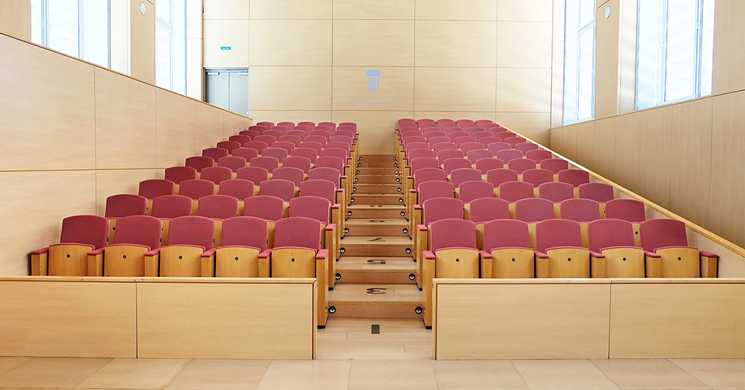 When designing auditoriums, one of our challenges is always ensure the most adequate sightlines according to the space in order to provide the best experience to the attendants. To see more about this project, click on link the link: 
bit.ly/3cI1V74