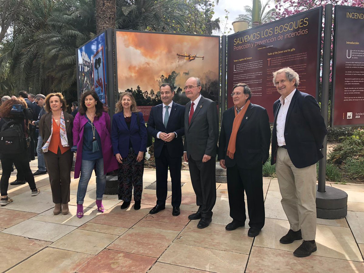 Nuestra patrona Ana Ruiz Tagle, @_Javier_Tena, <a href="/joaquinaraujo/">Joaquín Araujo</a> comisario de la exposición, el alcalde de <a href="/malaga/">Ciudad de Málaga</a> y demás autoridades ya están preparadas para la inauguración!