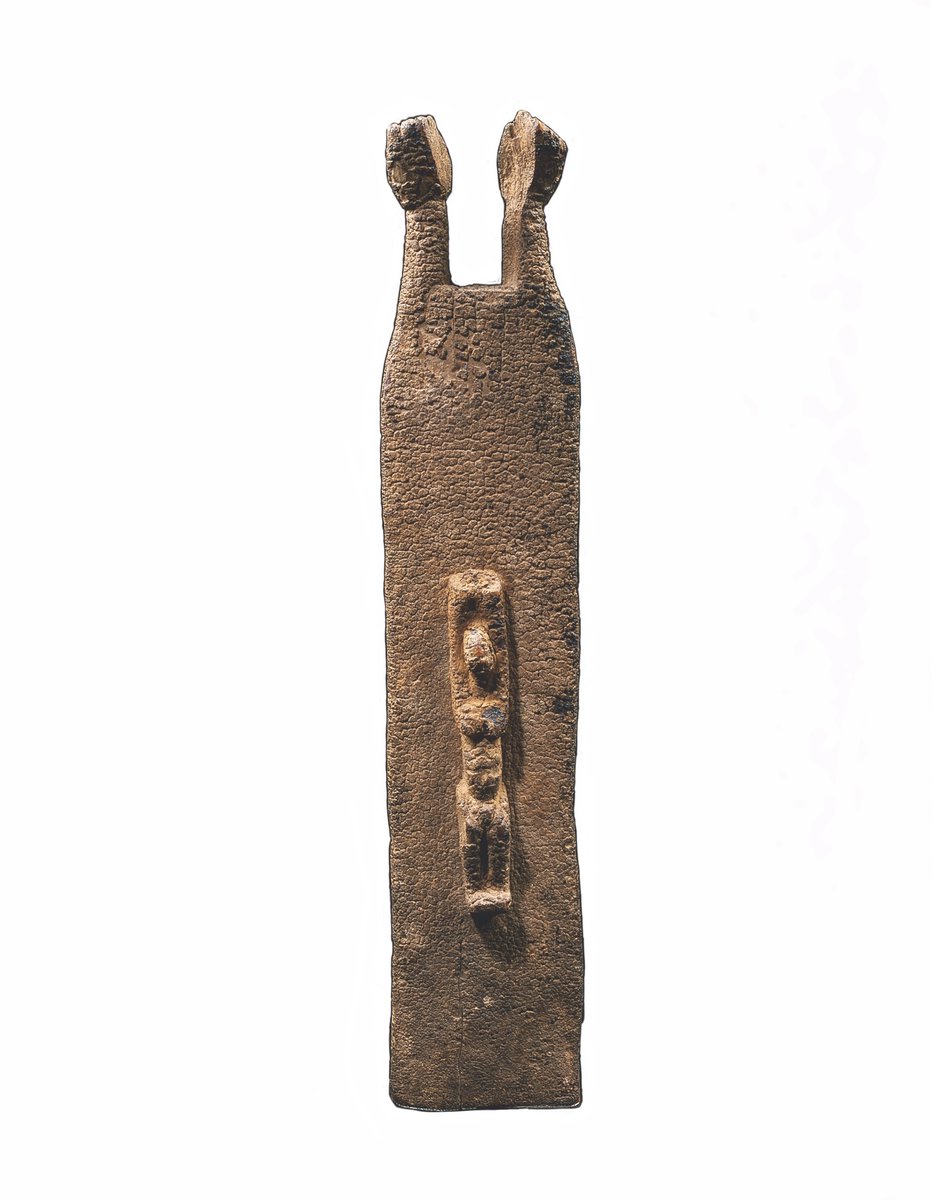 Cette oeuvre appartenant à la Fondation Dapper, est exposée actuellement au <a href="/metmuseum/">The Metropolitan Museum of Art</a>. Motif récurrent de l’art dogon, on retrouve au dos de la sculpture un personnage représenté dans la même position, les bras tendus vers le ciel. #artancien #afrique #metmuseum #FondationDapper