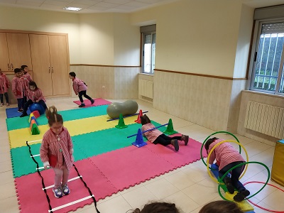 Empezando o día en 6 Ed. #lnfantil cun circuito sensorial. Utilizando a intelixencia cinestésica 🤸🏻‍♀️ #SomosMaristas