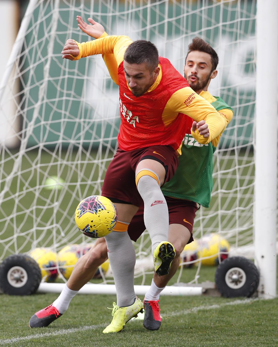 GalatasaraySK's tweet photo. 📸 Aslanlarımız, Süper Lig Cemil Usta Sezonu 25. haftasında Pazar günü deplasmanda oynayacağı DG Sivasspor maçının hazırlıklarını bugün gerçekleştirilen antrenmanla sürdürdü.

Detaylar için 👉 https://t.co/bEahUct787 https://t.co/dOOe5S830H