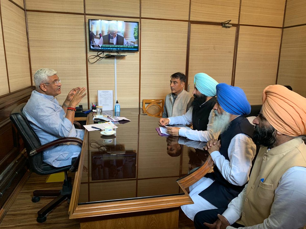 OfficeOfGSS's tweet photo. MLA @simarjeet_bains and Balwinder Singh Bains called on Hon'ble Minister @gssjodhpur to discuss issues pertaining water management &amp; water conservation in their constituency.

#Punjab https://t.co/Dlob4vPdt7