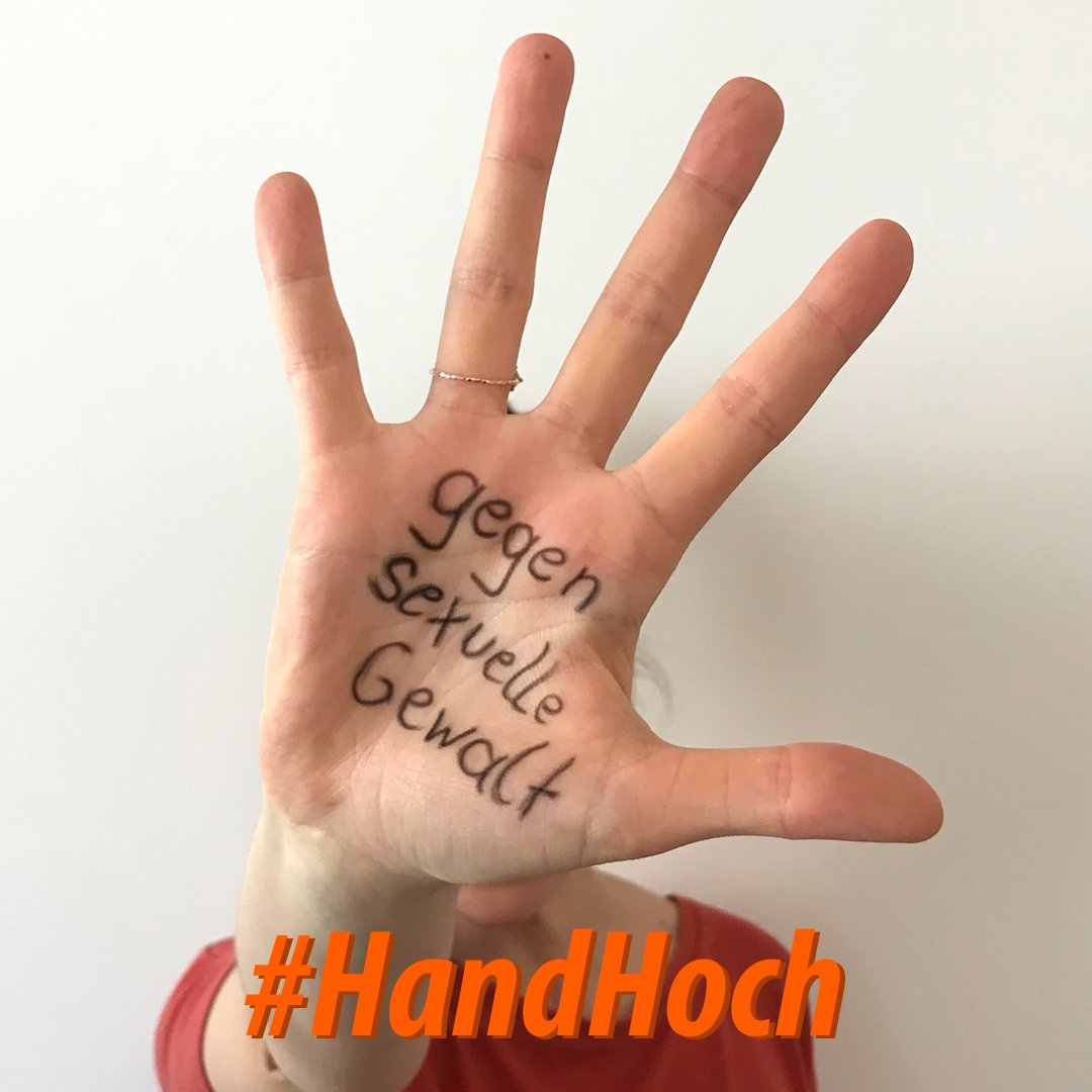 aufstehnat's tweet photo. Am 8. März ist Weltfrauentag – und wir brauchen keine Glückwünsche, denn es gibt noch viel zu tun! Strecken wir deshalb bis zum Frauentag die #HandHoch und fluten wir die Sozialen Medien mit unseren frauenpolitischen Forderungen – damit sie niemand ignorieren kann! https://t.co/UAIVkSWWYn