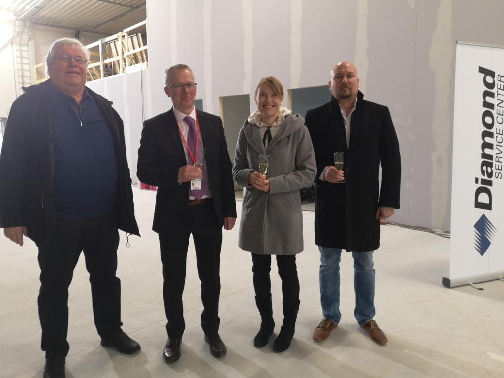Syytä myhäillä, Lahti-Vesivehmaan kentällä juhlittiin #Aeropole Oy:n uuden hallin harjakaisia.