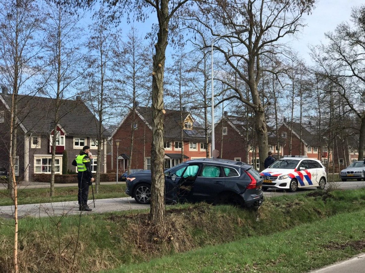 Twee auto's eindigen tegen boom na ongeval op de Postlaan in Drachten -.